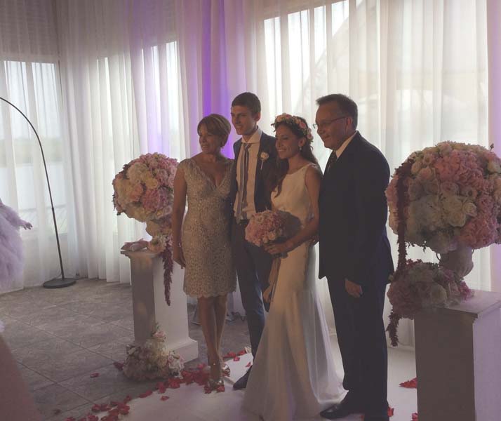 шаржист Михаил Шабалин на свадьбе Артема и Адрианы в River Side с родителями