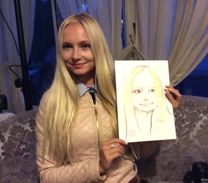 Шаржист на новогоднем корпоративе изобразил блодинку фотографа