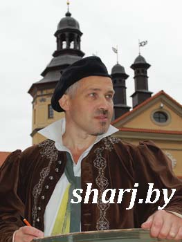  шаржист на фоне куполов Несвижа 